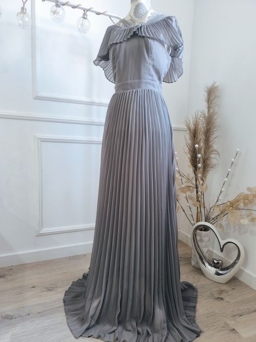 Suknia maxi wieczorowa długa plisy plisowana

Biust 48-52cm
Talia okoł