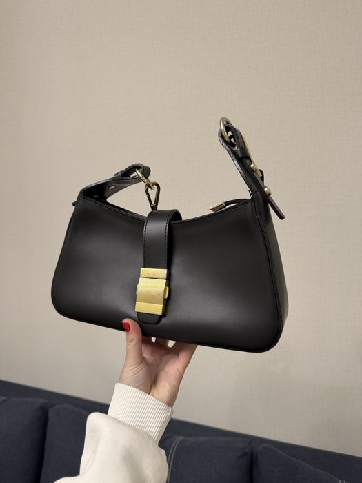 Сумочка чорна з ремінцем