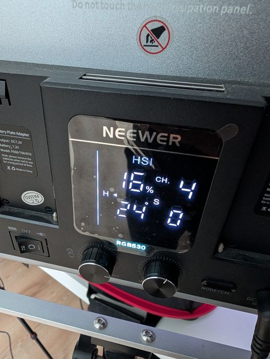 Neewer Light 530PRO RGB Luz de vídeo refletor LED + softbox + mala
