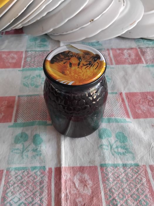 Mel puro eucalipto e arvores fruta