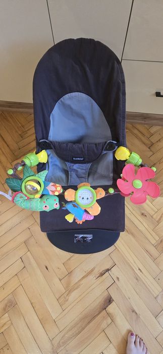 Leżaczek / bujaczek BabyBjörn + pałąk z zabawkami GRATIS