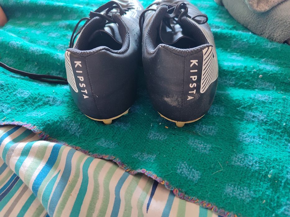 Chuteira Kipsta preta e branca 41