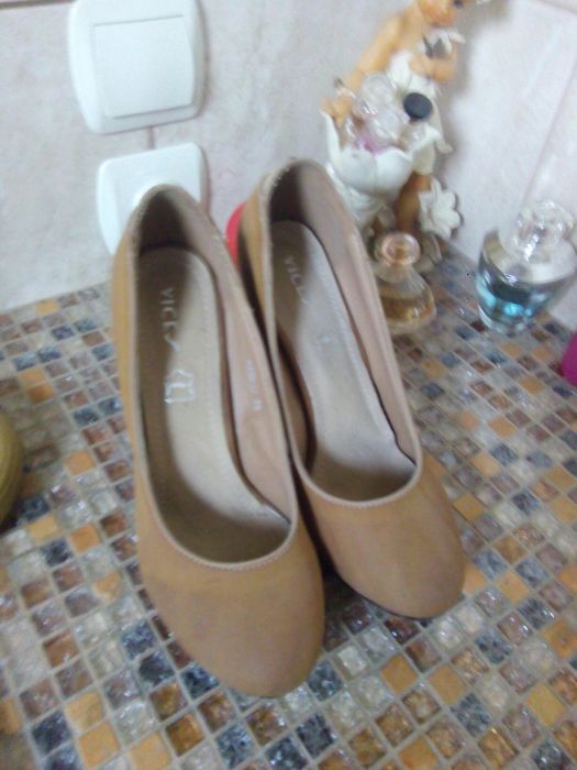 Buty na obcasie karmelowe