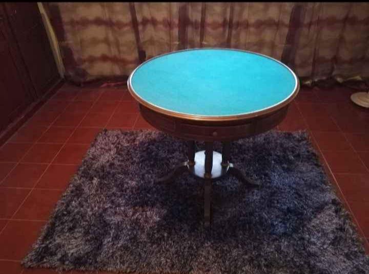 Mesa de jogo em madeira