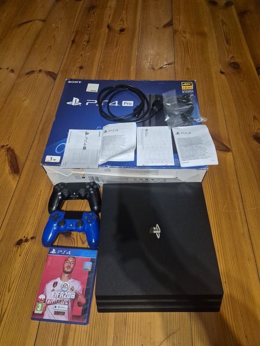 PlayStation 4 Pro 1TB | 2 Pady DualShock 4 | Oryginalne Pudełko | FIFA 20 | Stan BDB