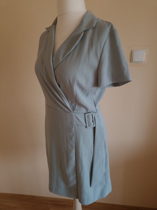 Elegancka kopertowa sukienka podkreślająca talię Mango roz. M