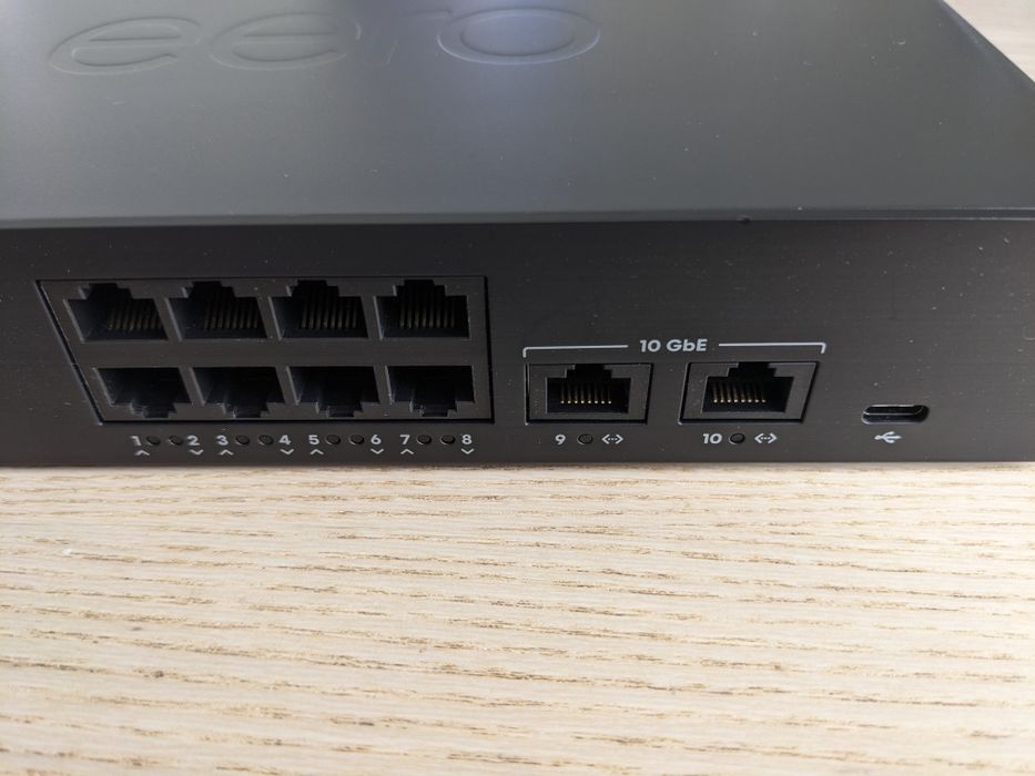 Amazon Eero Gateway 10 портовий світч з PoE 10GBE