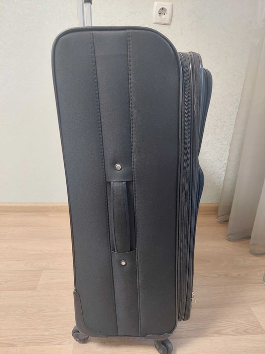 Продам велику містку валізу