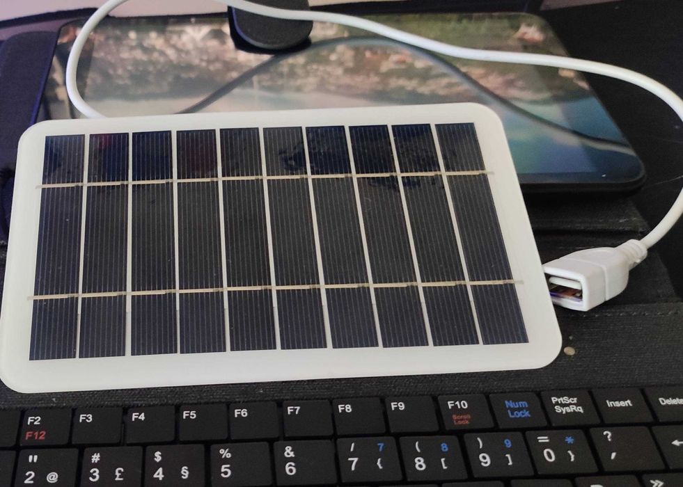 Tablet 8" com teclado e carregador solar