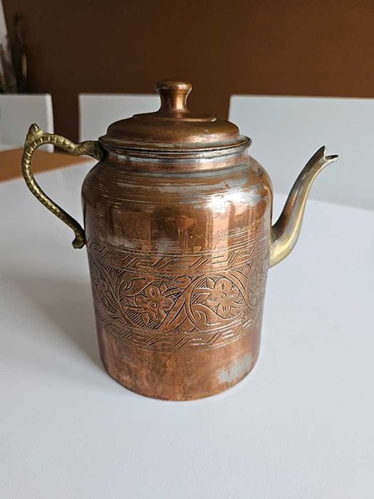 Bule antigo de cobre e latão