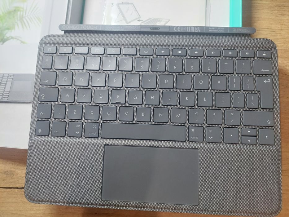 Logitech Combo Touch iPad 7/8/9 gen | Gładzik | Podświetlenie | IDEALN