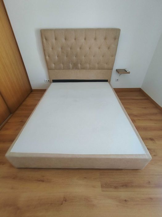 Cama e mesinha de cabeceira
