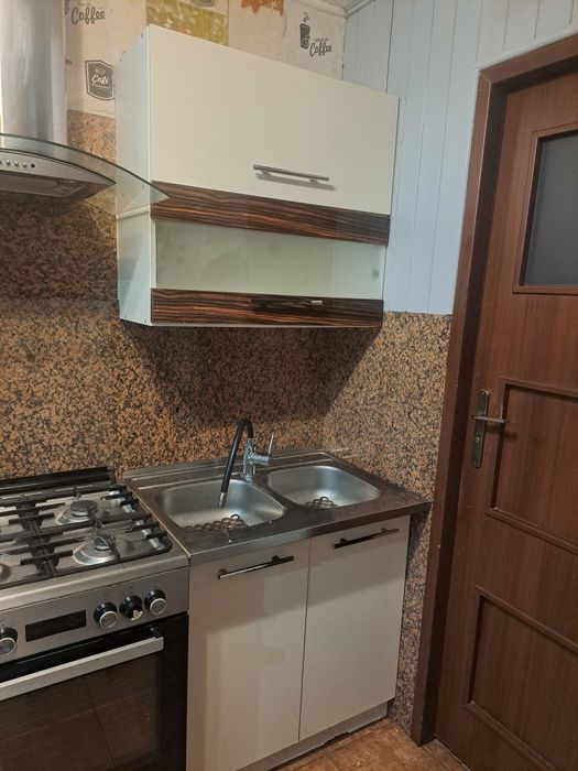 Szafki kuchenne z blatem granitowym