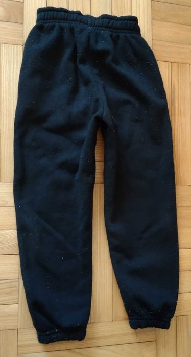 Czarne spodnie dresowe chłopięce rozm. 110