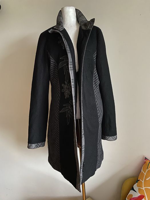 Czarny wełniany płaszcz haftowany zdoobiony artystyczny