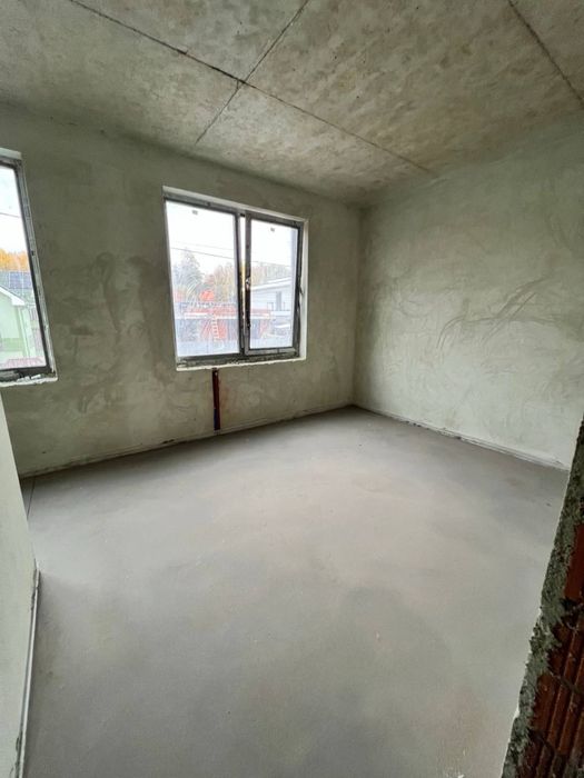 Продаж котеджів з приватним басейном у місті, біля лісу