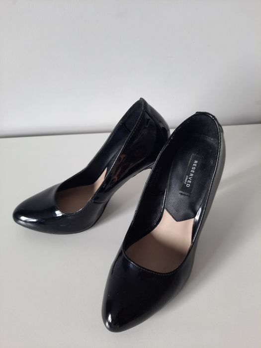 Czarne lakierowane czółenka Reserved