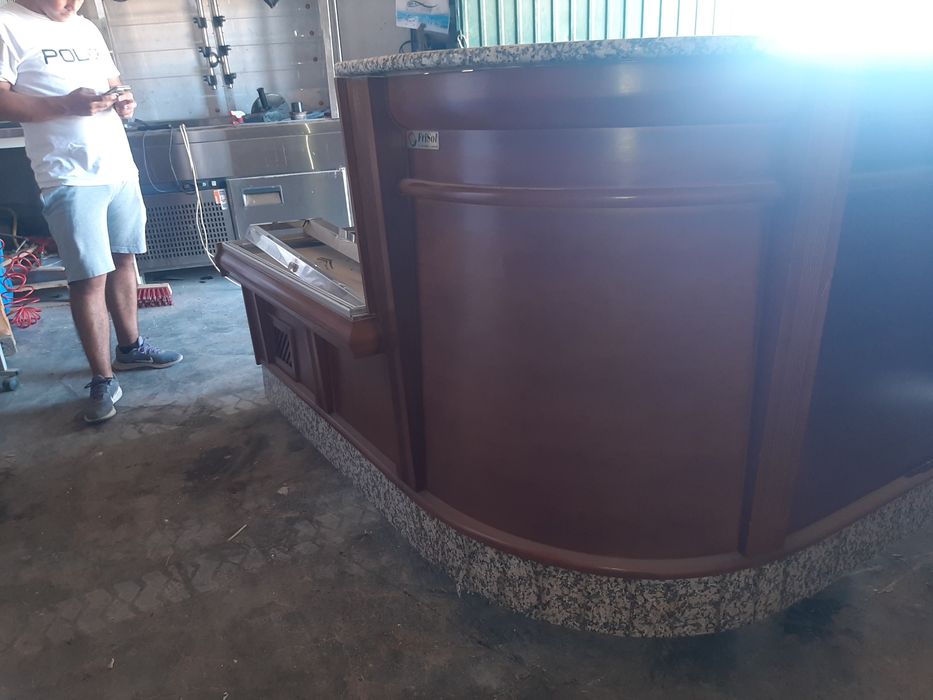 Vitrine refrigerada e balcao frio