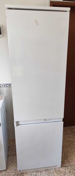 Frigorífico de encastrar – Ariston