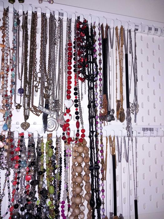 Lote de colares, pulseiras e brincos feitos à mão