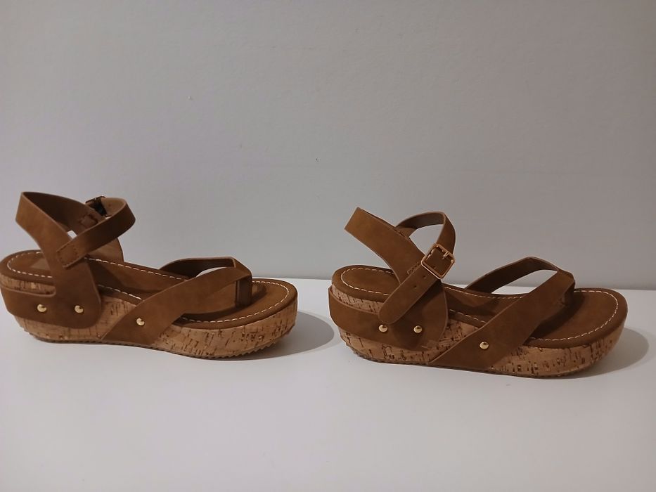 Sandálias castanho claro com tachas douradas