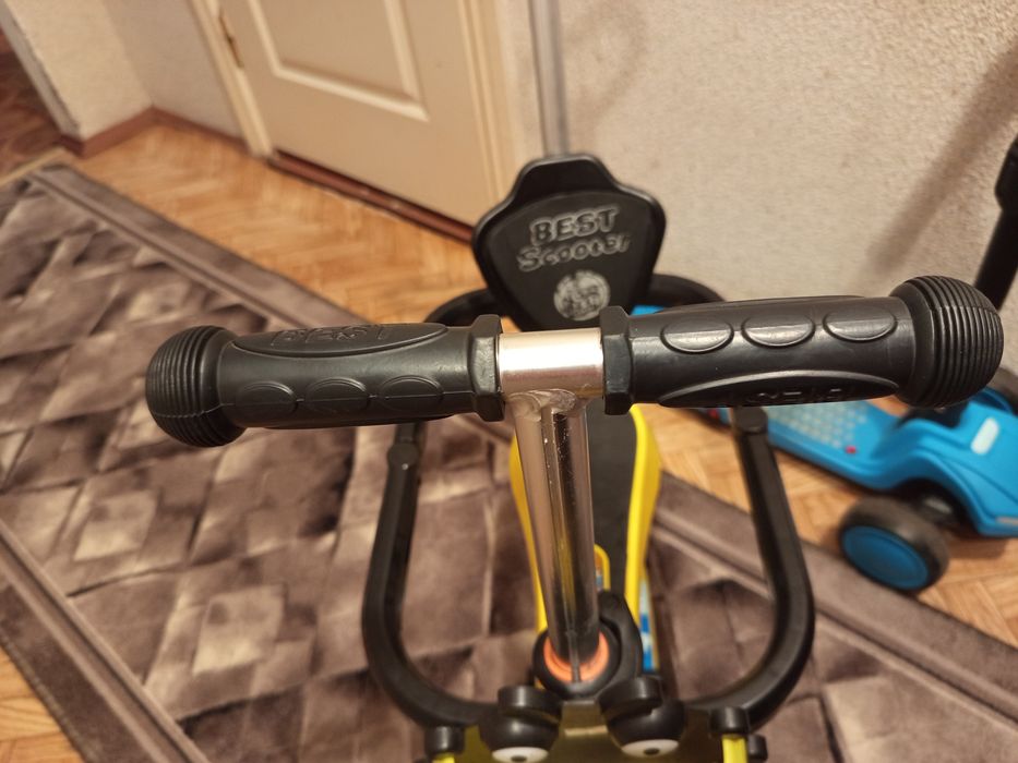 Дитячий самокат .