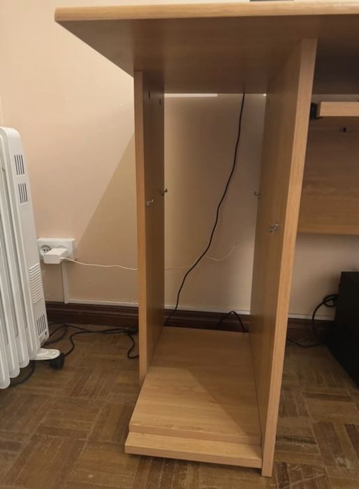 Secretária para computador com arrumação