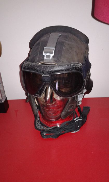 Capacete de piloto Mig/URSS, original/verdadeiro de 1982, em pele/cabedal, com os fios/fichas de comunicações intactos.