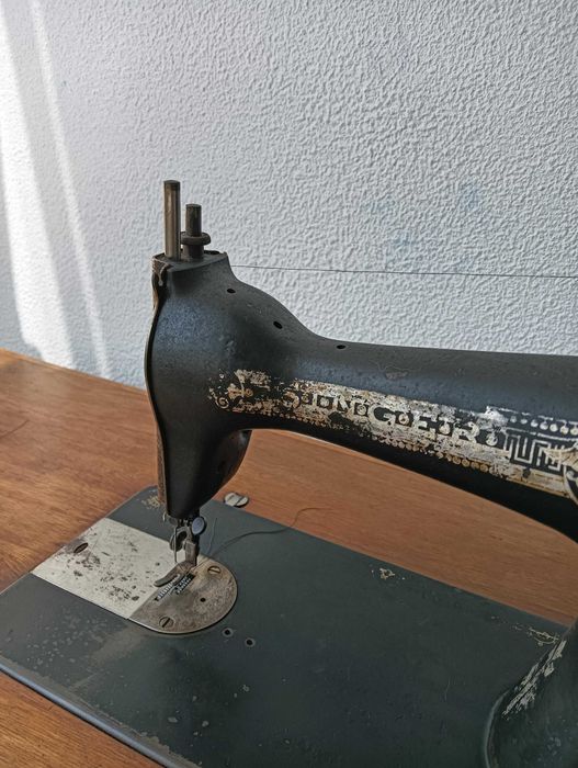 Máquina de Costura c/ móvel SINGER