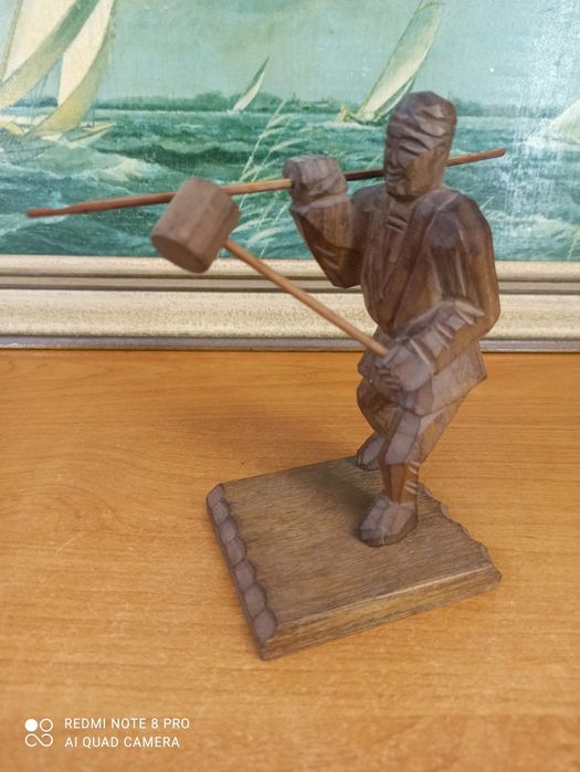 Drewniana figurka rzeźbiona – Tragarz / Drwal z młotem