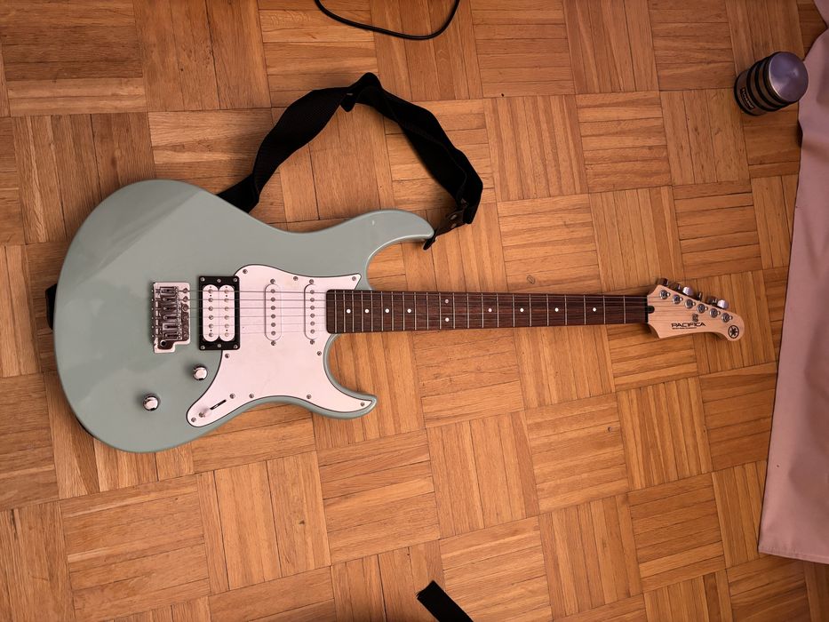 Zestaw Gitara Yamaha Pacific elektryczna,wzmacniacz 40 W, sluchawki, futerał
