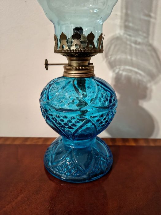 Turkusowa lampa naftowa