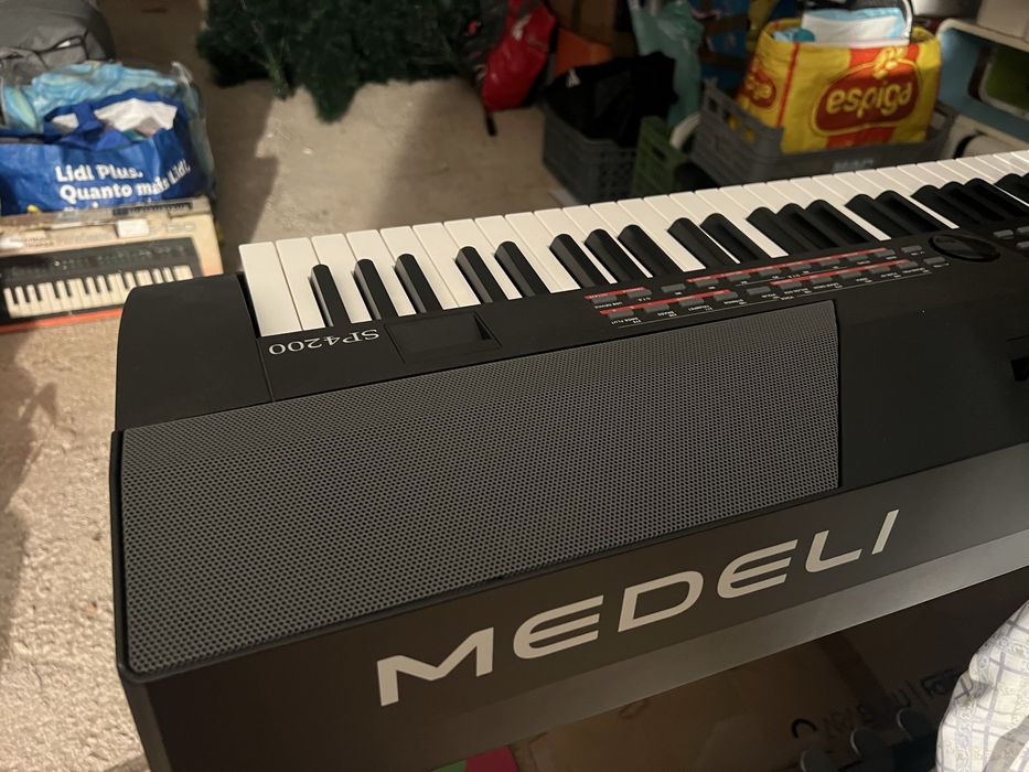 Orgão Medeli 88 teclas c/pedais+ banco c/regulacão de altura