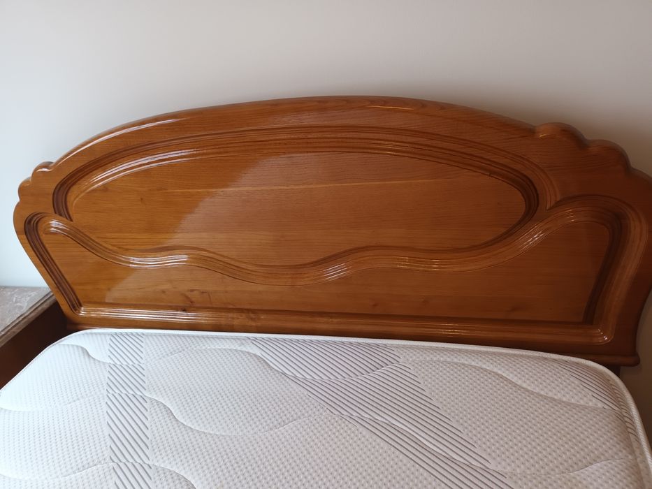 Cama de casal com 2 mesas cabeceira