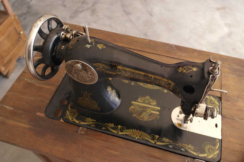 Máquina e costura antiga SINGER
