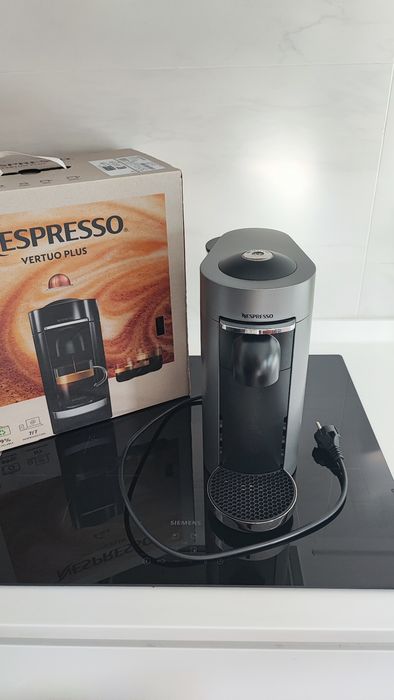 Nespresso Vertuo Plus (com caixa) + gaveta para cápsulas