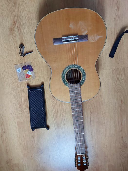 Gitara klasyczna Walden jak nowa + podnóżek, kostki, kapodaster