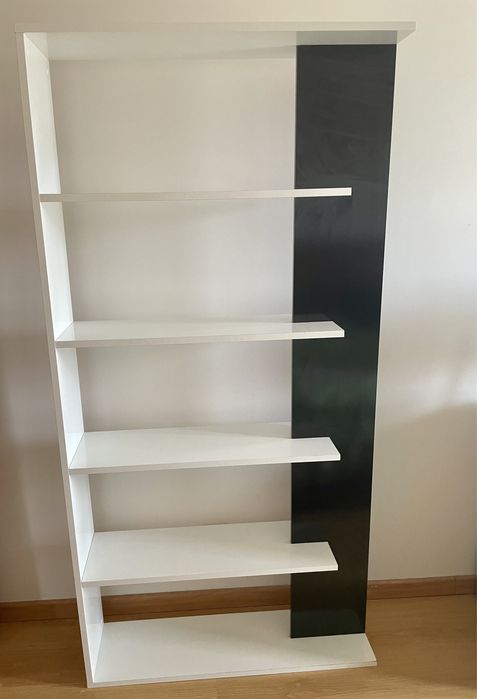 Estante em preto e branco