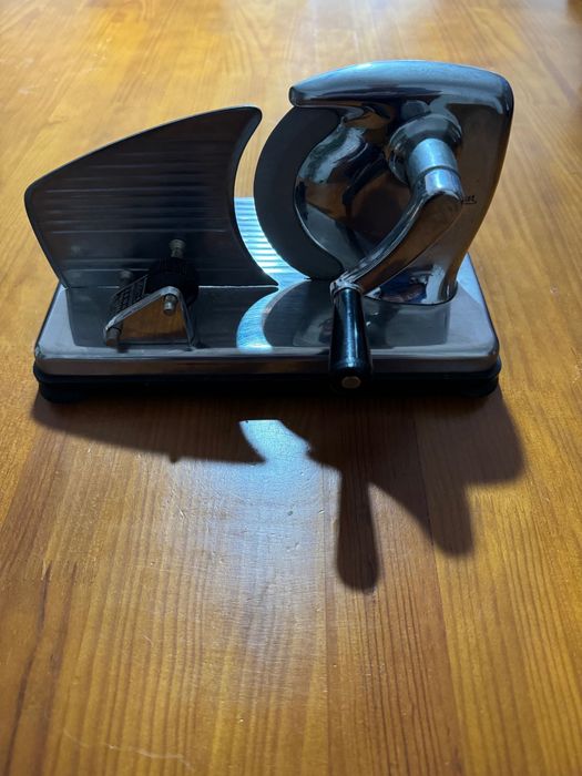 Máquina de fatiar fiambre e afiador de facas