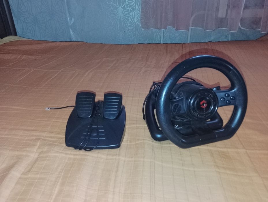 Руль і педалі для комп'ютера.