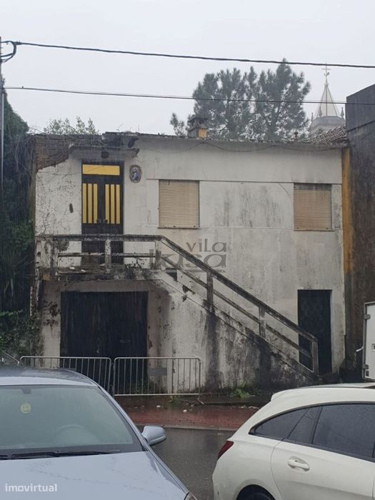 Moradia para restaurar no centro de Fiães.