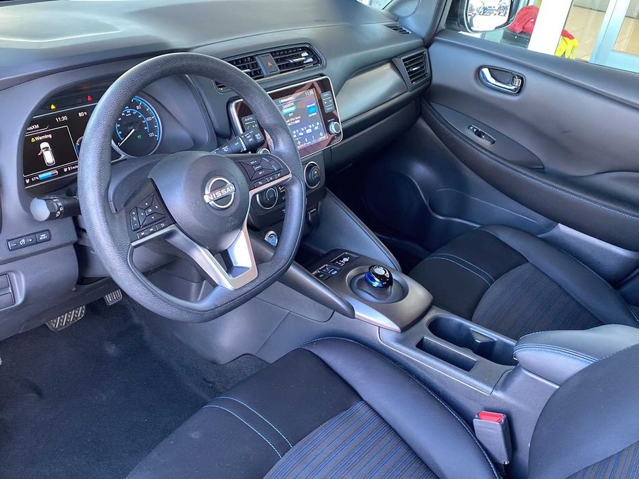 Nissan LEAF      2023