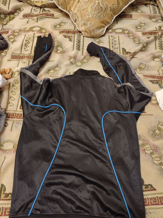 Чорна зіпка з синіми елементами