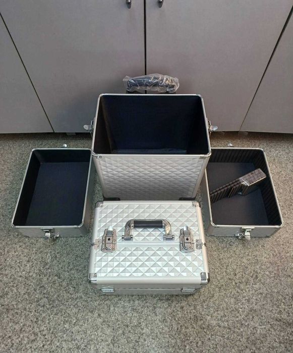 Бьюти- кейс ,чемодан мастера для косметики на колесах большой белый