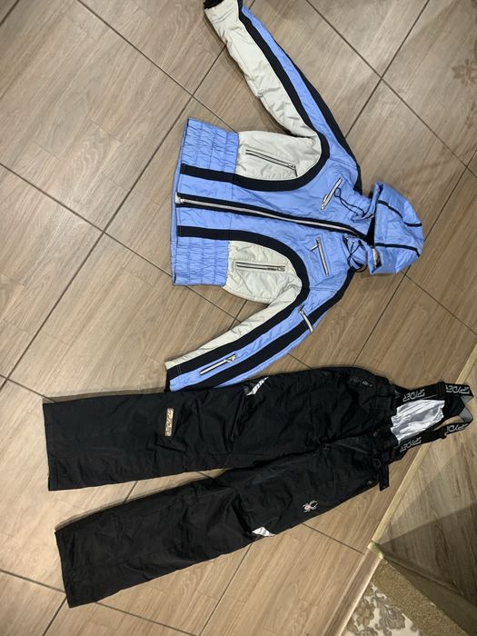 Жіночий лижній костюм.