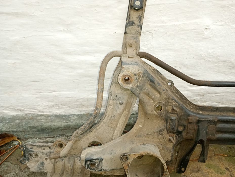 Підрамник передня балка гольф 3.  1, 4