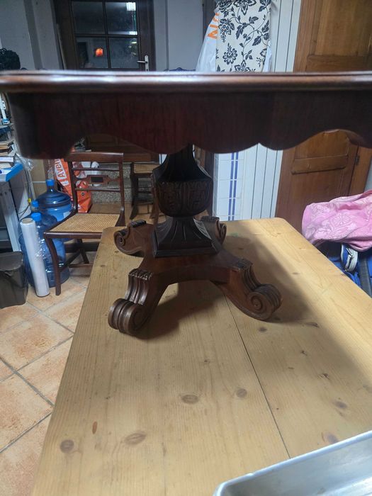 Mesa de centro antiga trabalhada