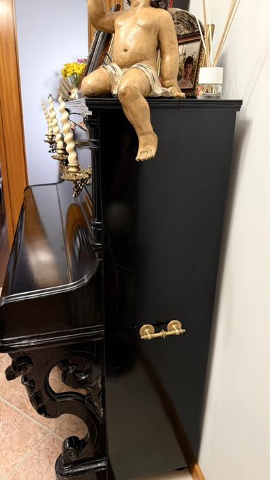 Piano antigo com banco a combinar conjunto.