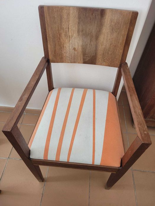 8 pessoas felizes à roda desta MESA