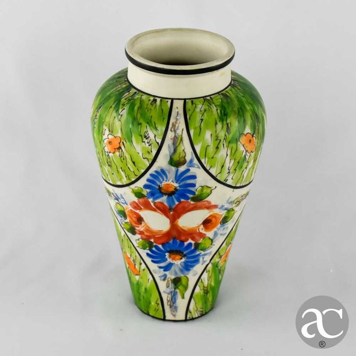 Jarra em porcelana pintada à mão, assinada